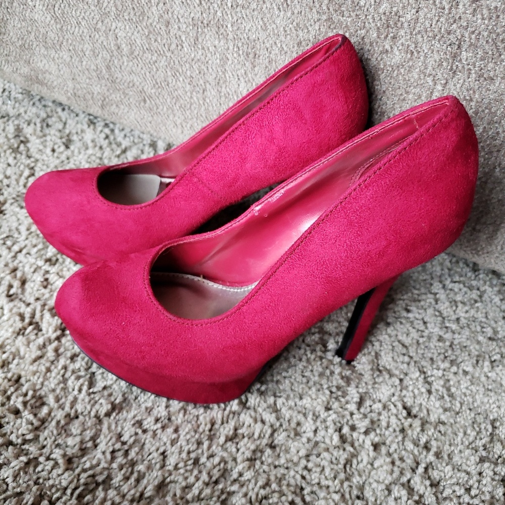 Red Pumps - Picture 2 of 5